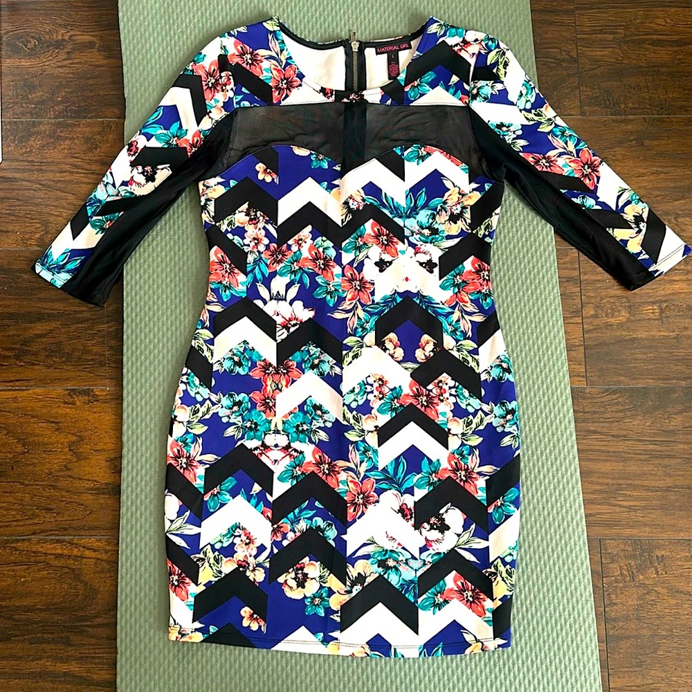 Material girl dress. Size L
95% polyester 5% spandex 97% nylon 3% spandex